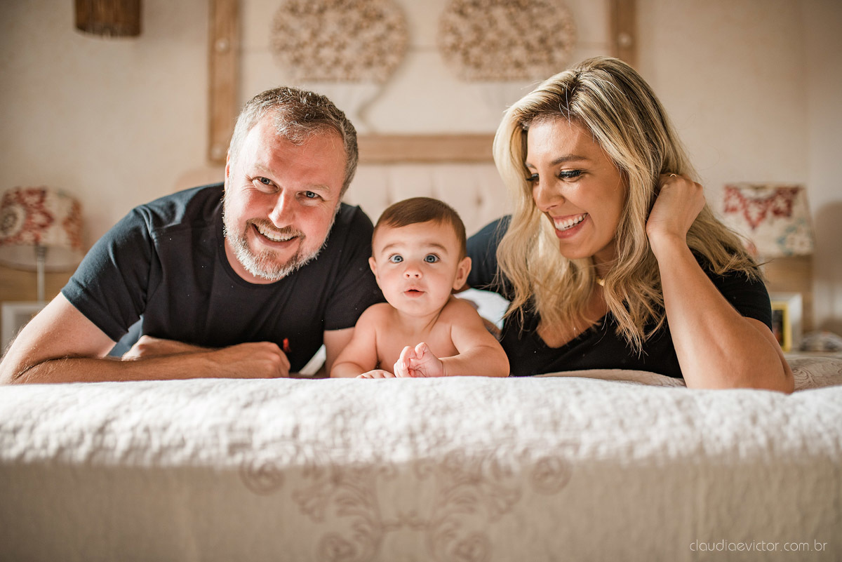 Lindo ensaio infantil lifestyle feito em casa na serra por fotógrafos de casamento em vila velha fotógrafos de casamento em vitória espirito santo es com familia, filhos, cachorro e pais mães e filhos