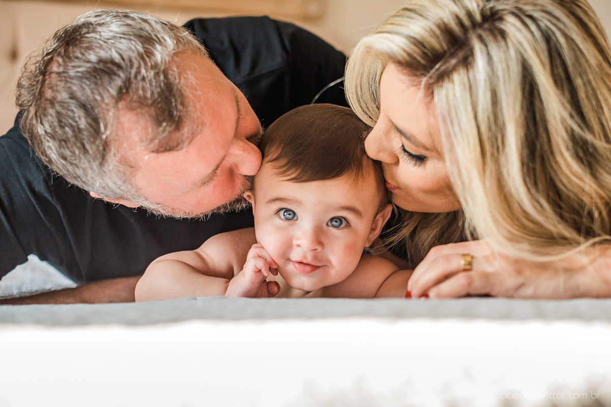 Lindo ensaio infantil lifestyle feito em casa na serra por fotógrafos de casamento em vila velha fotógrafos de casamento em vitória espirito santo es com familia, filhos, cachorro e pais mães e filhos