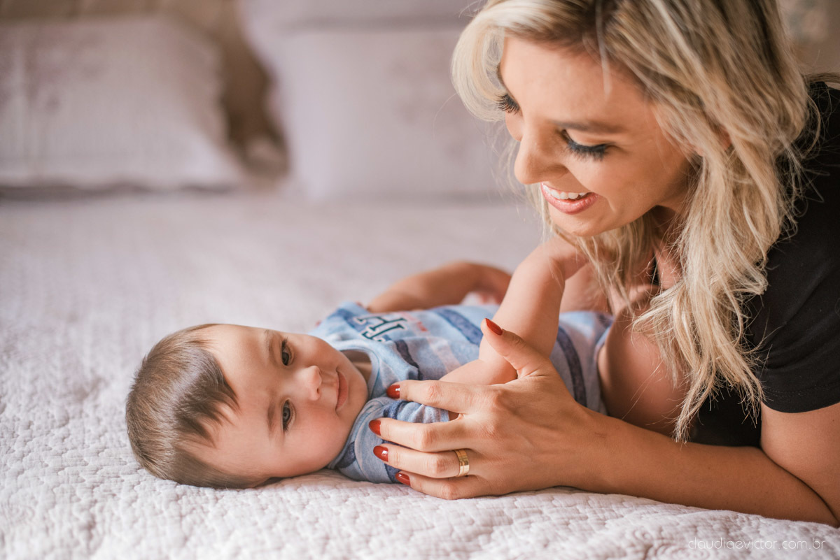 Lindo ensaio infantil lifestyle feito em casa na serra por fotógrafos de casamento em vila velha fotógrafos de casamento em vitória espirito santo es com familia, filhos, cachorro e pais mães e filhos