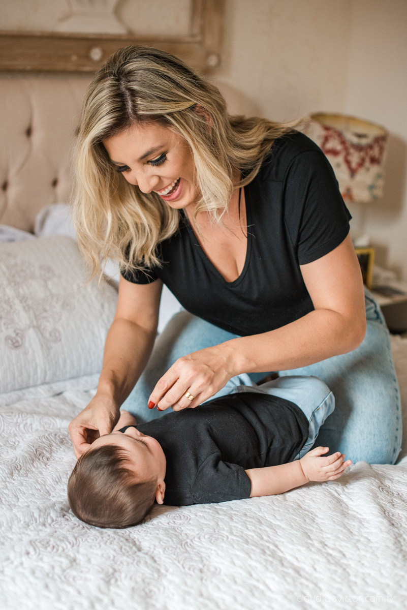 Lindo ensaio infantil lifestyle feito em casa na serra por fotógrafos de casamento em vila velha fotógrafos de casamento em vitória espirito santo es com familia, filhos, cachorro e pais mães e filhos