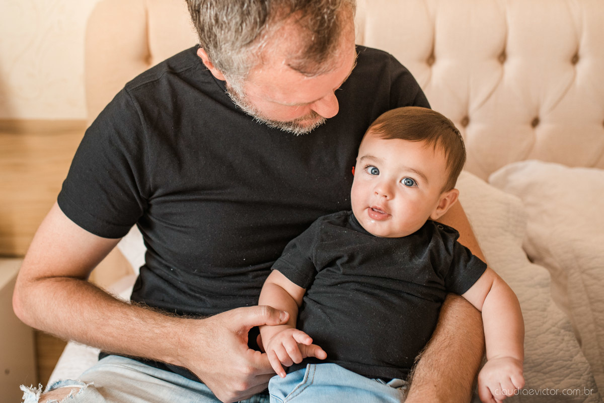 Lindo ensaio infantil lifestyle feito em casa na serra por fotógrafos de casamento em vila velha fotógrafos de casamento em vitória espirito santo es com familia, filhos, cachorro e pais mães e filhos