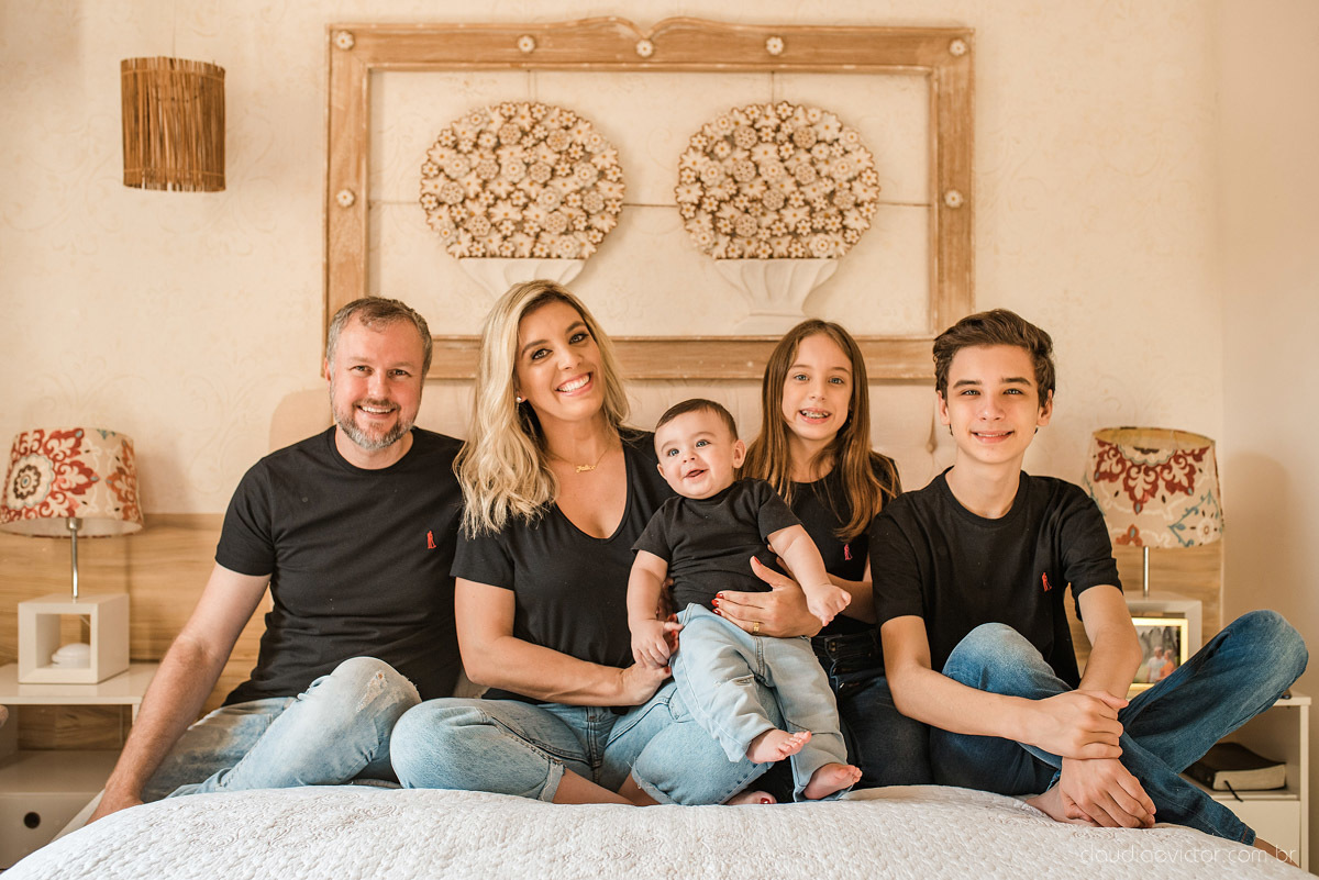 Lindo ensaio infantil lifestyle feito em casa na serra por fotógrafos de casamento em vila velha fotógrafos de casamento em vitória espirito santo es com familia, filhos, cachorro e pais mães e filhos