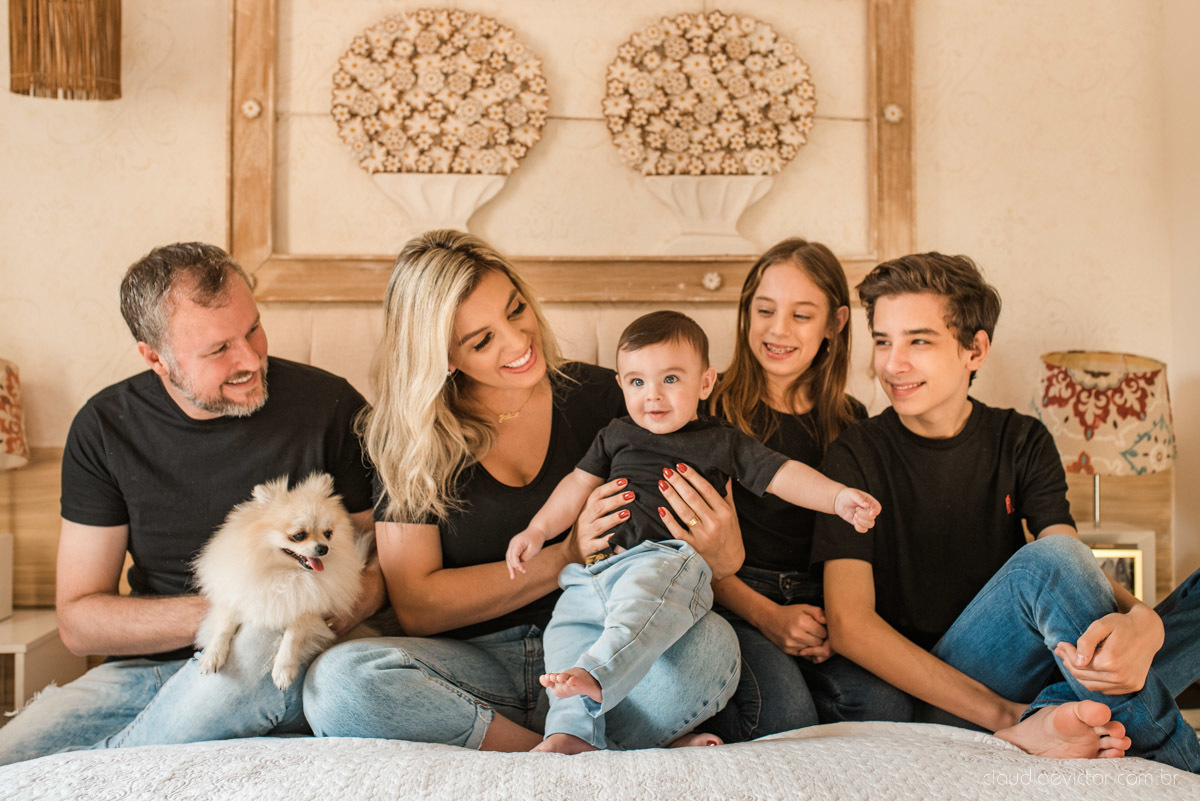 Lindo ensaio infantil lifestyle feito em casa na serra por fotógrafos de casamento em vila velha fotógrafos de casamento em vitória espirito santo es com familia, filhos, cachorro e pais mães e filhos
