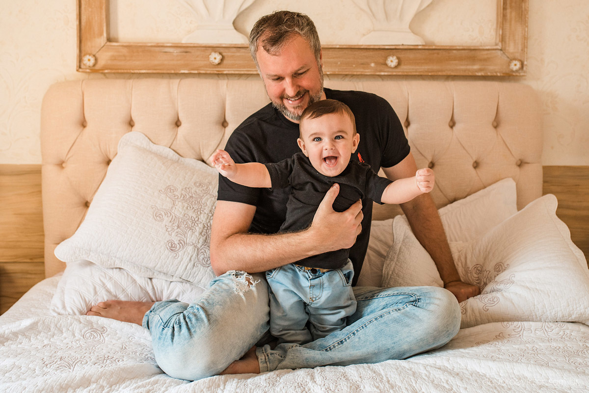 Lindo ensaio infantil lifestyle feito em casa na serra por fotógrafos de casamento em vila velha fotógrafos de casamento em vitória espirito santo es com familia, filhos, cachorro e pais mães e filhos