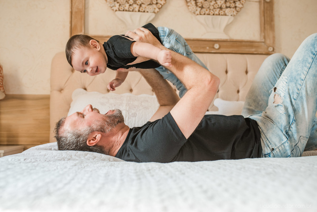 Lindo ensaio infantil lifestyle feito em casa na serra por fotógrafos de casamento em vila velha fotógrafos de casamento em vitória espirito santo es com familia, filhos, cachorro e pais mães e filhos