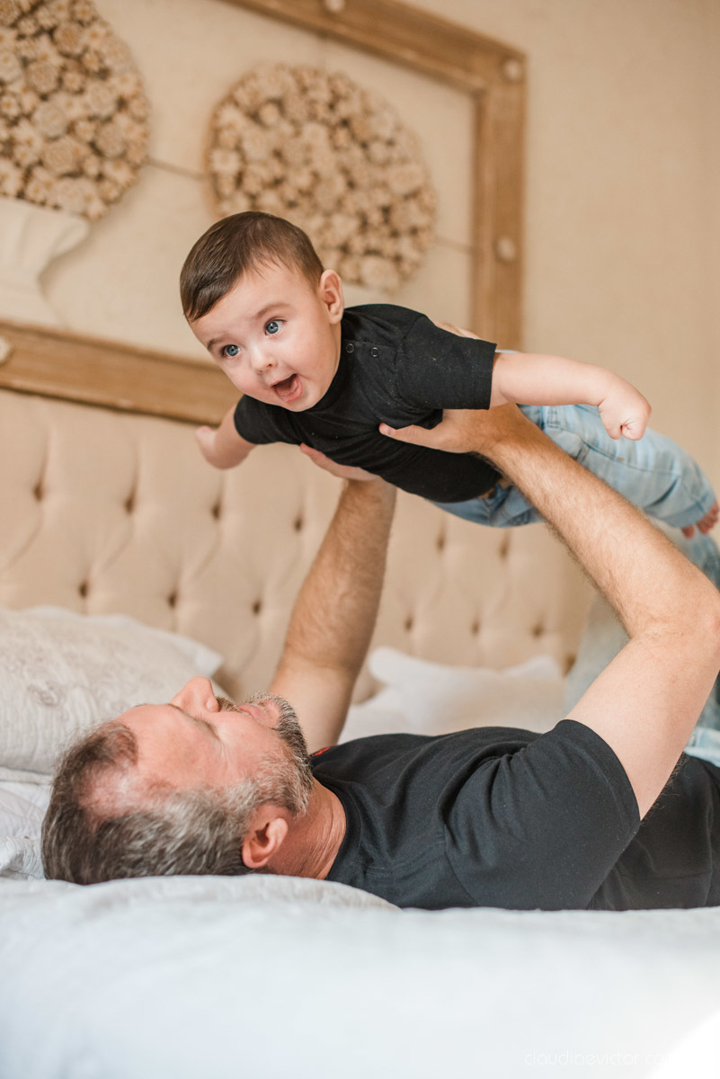 Lindo ensaio infantil lifestyle feito em casa na serra por fotógrafos de casamento em vila velha fotógrafos de casamento em vitória espirito santo es com familia, filhos, cachorro e pais mães e filhos