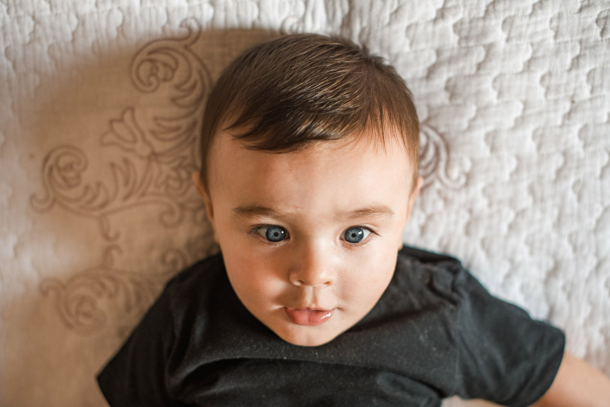 Lindo ensaio infantil lifestyle feito em casa na serra por fotógrafos de casamento em vila velha fotógrafos de casamento em vitória espirito santo es com familia, filhos, cachorro e pais mães e filhos
