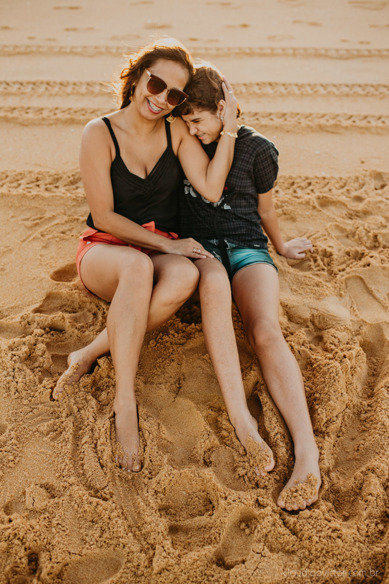 ensaio familia infantil feito por fotógrafos de casamento em vila velha espirito santo es fotógrafos de casamento em Vitória fotógrafos de casamento em serra es com criança praia por do sol e alegria em familia no bairro Interlagos praia da baleia