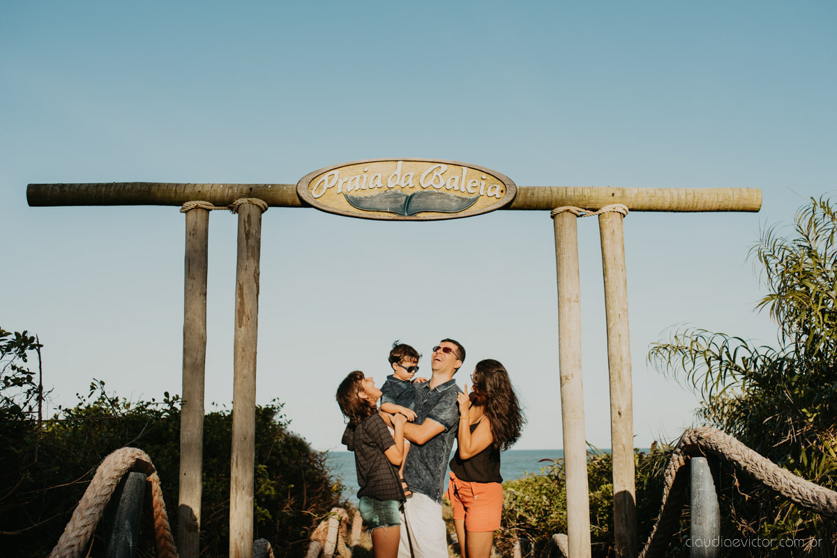 ensaio familia infantil feito por fotógrafos de casamento em vila velha espirito santo es fotógrafos de casamento em Vitória fotógrafos de casamento em serra es com criança praia por do sol e alegria em familia no bairro Interlagos praia da baleia