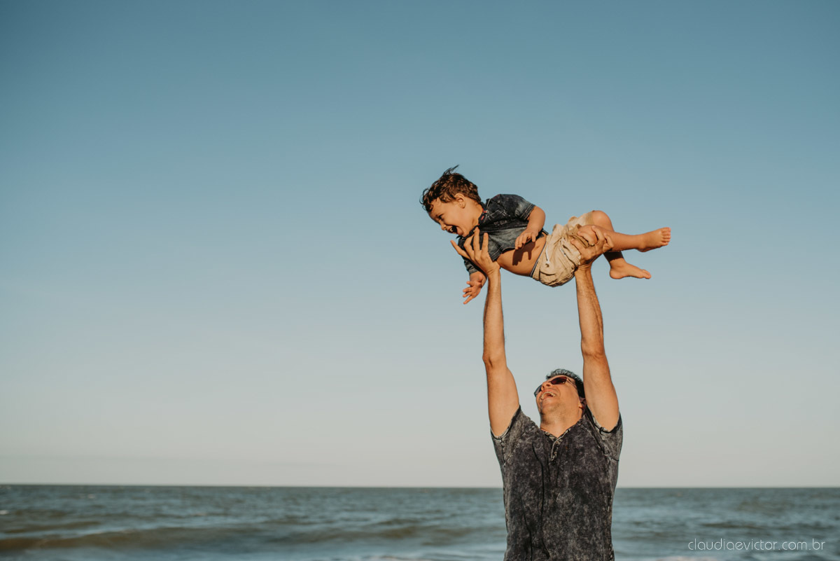 ensaio familia infantil feito por fotógrafos de casamento em vila velha espirito santo es fotógrafos de casamento em Vitória fotógrafos de casamento em serra es com criança praia por do sol e alegria em familia no bairro Interlagos praia da baleia