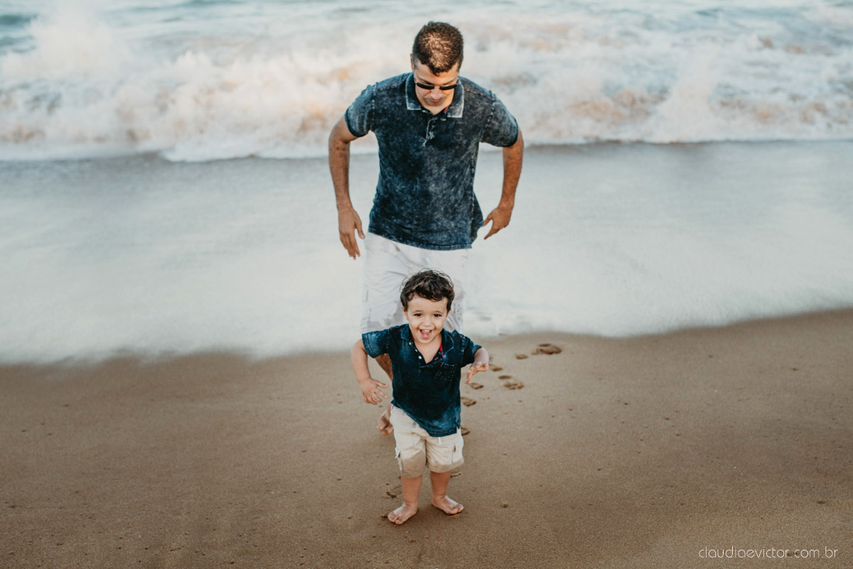 ensaio familia infantil feito por fotógrafos de casamento em vila velha espirito santo es fotógrafos de casamento em Vitória fotógrafos de casamento em serra es com criança praia por do sol e alegria em familia no bairro Interlagos praia da baleia
