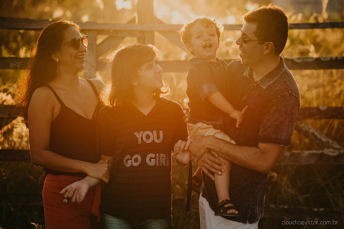 ensaio familia infantil feito por fotógrafos de casamento em vila velha espirito santo es fotógrafos de casamento em Vitória fotógrafos de casamento em serra es com criança praia por do sol e alegria em familia no bairro Interlagos praia da baleia