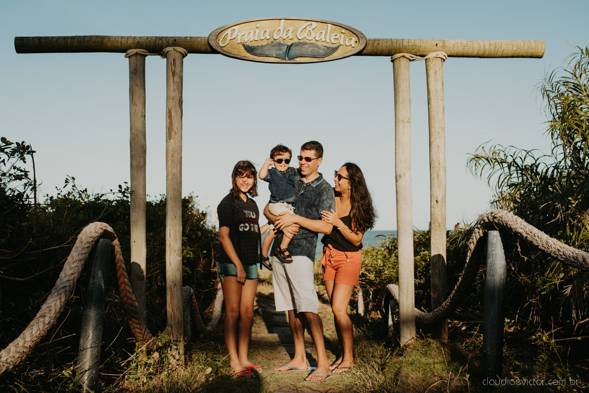 ensaio familia infantil feito por fotógrafos de casamento em vila velha espirito santo es fotógrafos de casamento em Vitória fotógrafos de casamento em serra es com criança praia por do sol e alegria em familia no bairro Interlagos praia da baleia