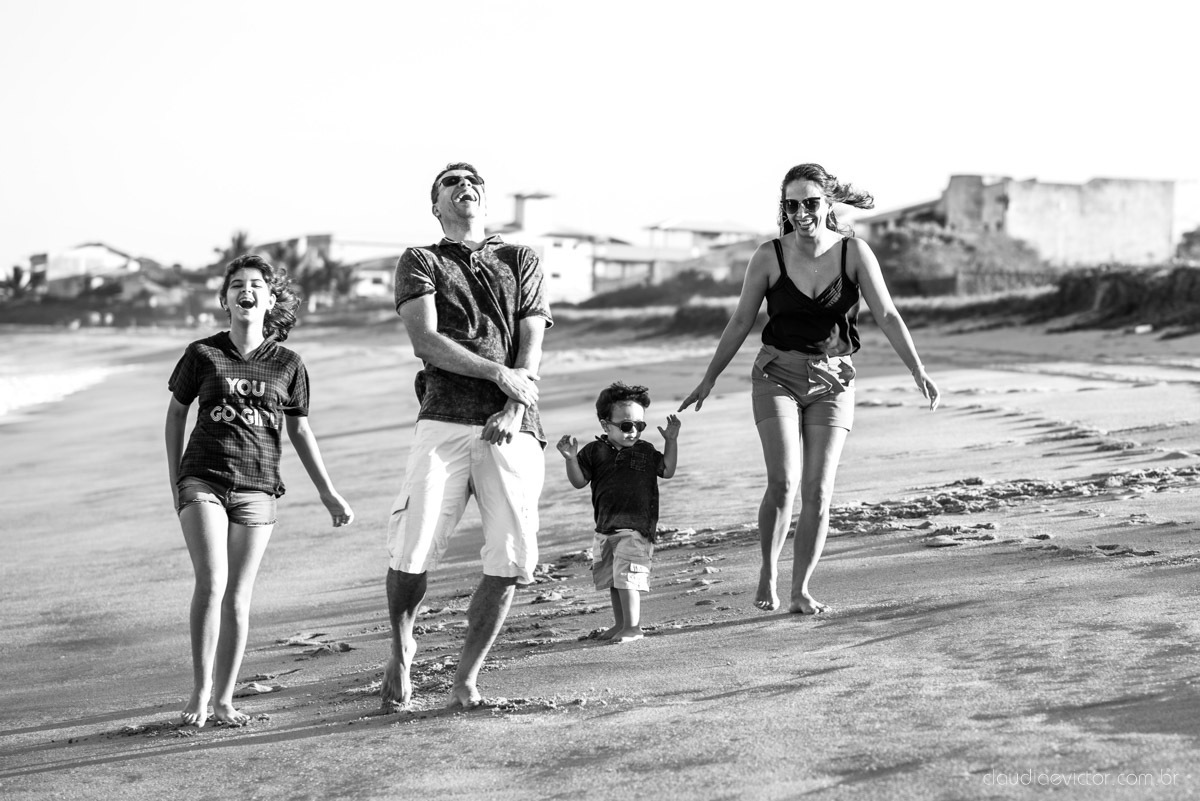 ensaio familia infantil feito por fotógrafos de casamento em vila velha espirito santo es fotógrafos de casamento em Vitória fotógrafos de casamento em serra es com criança praia por do sol e alegria em familia no bairro Interlagos praia da baleia