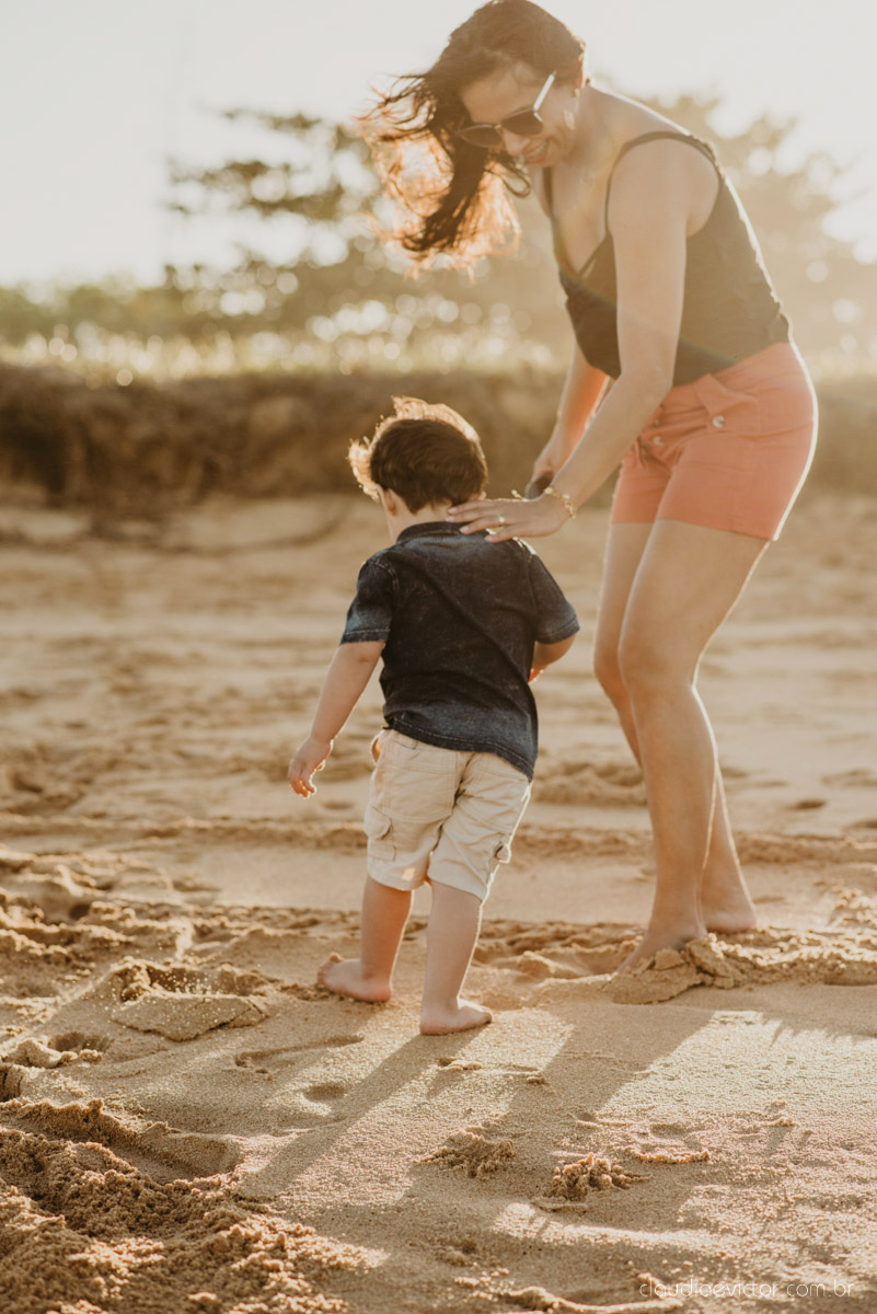 ensaio familia infantil feito por fotógrafos de casamento em vila velha espirito santo es fotógrafos de casamento em Vitória fotógrafos de casamento em serra es com criança praia por do sol e alegria em familia no bairro Interlagos praia da baleia