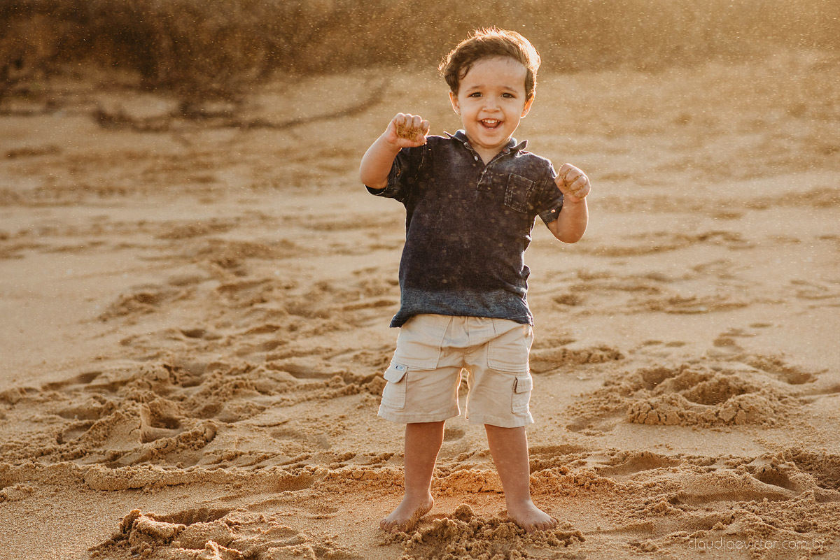 ensaio familia infantil feito por fotógrafos de casamento em vila velha espirito santo es fotógrafos de casamento em Vitória fotógrafos de casamento em serra es com criança praia por do sol e alegria em familia no bairro Interlagos praia da baleia