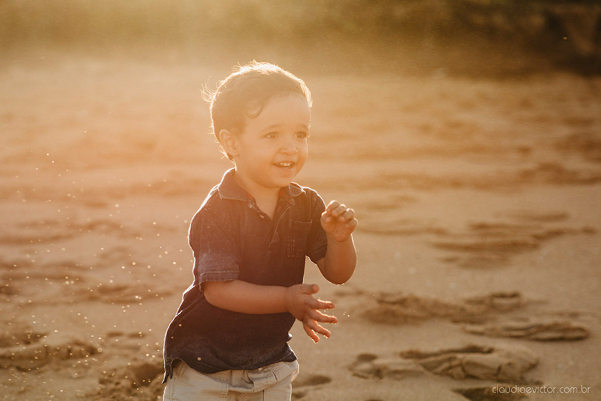 ensaio familia infantil feito por fotógrafos de casamento em vila velha espirito santo es fotógrafos de casamento em Vitória fotógrafos de casamento em serra es com criança praia por do sol e alegria em familia no bairro Interlagos praia da baleia