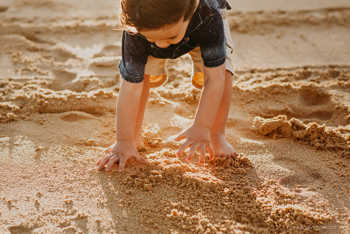 ensaio familia infantil feito por fotógrafos de casamento em vila velha espirito santo es fotógrafos de casamento em Vitória fotógrafos de casamento em serra es com criança praia por do sol e alegria em familia no bairro Interlagos praia da baleia