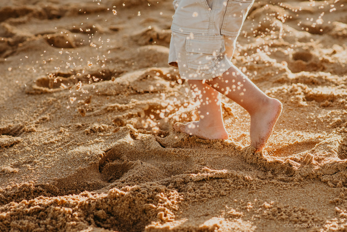 ensaio familia infantil feito por fotógrafos de casamento em vila velha espirito santo es fotógrafos de casamento em Vitória fotógrafos de casamento em serra es com criança praia por do sol e alegria em familia no bairro Interlagos praia da baleia