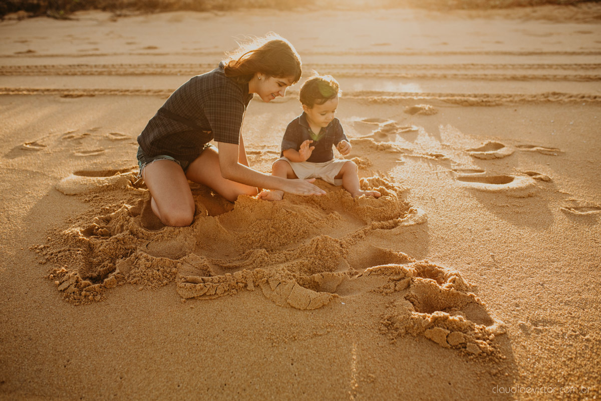 ensaio familia infantil feito por fotógrafos de casamento em vila velha espirito santo es fotógrafos de casamento em Vitória fotógrafos de casamento em serra es com criança praia por do sol e alegria em familia no bairro Interlagos praia da baleia