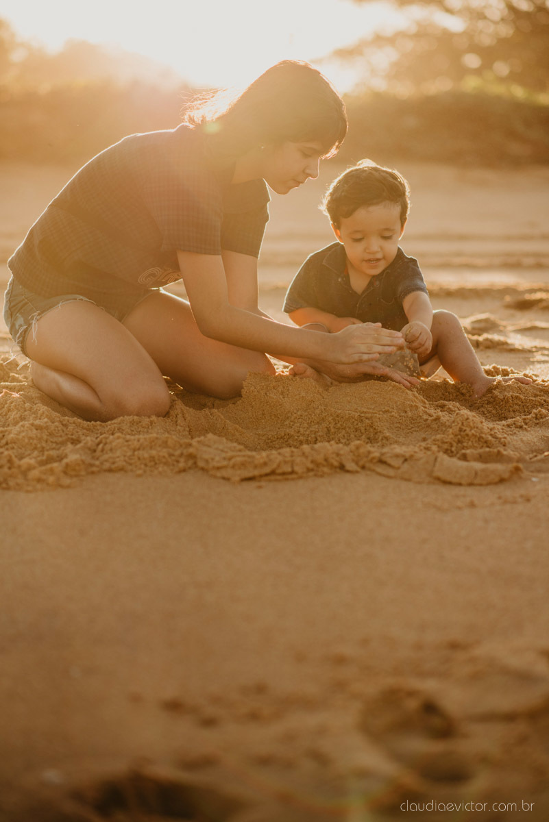 ensaio familia infantil feito por fotógrafos de casamento em vila velha espirito santo es fotógrafos de casamento em Vitória fotógrafos de casamento em serra es com criança praia por do sol e alegria em familia no bairro Interlagos praia da baleia