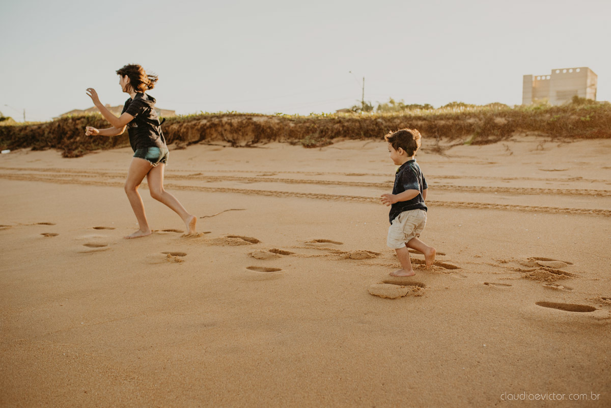 ensaio familia infantil feito por fotógrafos de casamento em vila velha espirito santo es fotógrafos de casamento em Vitória fotógrafos de casamento em serra es com criança praia por do sol e alegria em familia no bairro Interlagos praia da baleia