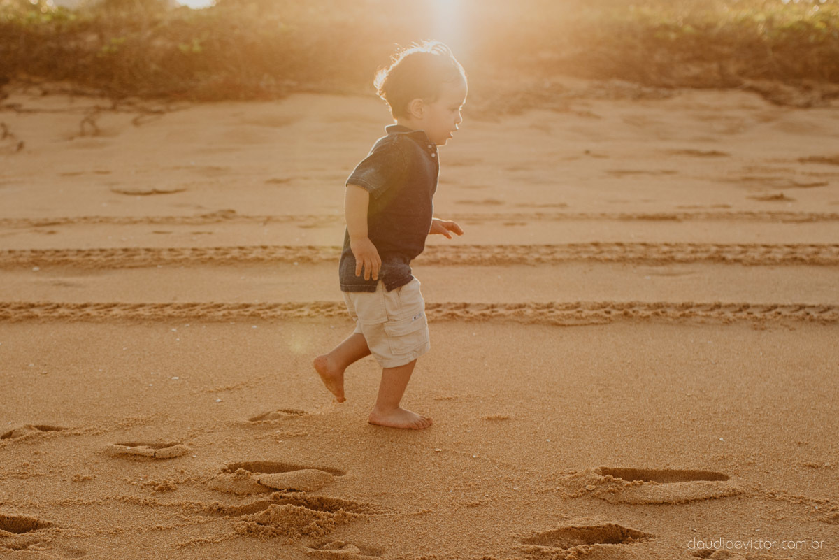 ensaio familia infantil feito por fotógrafos de casamento em vila velha espirito santo es fotógrafos de casamento em Vitória fotógrafos de casamento em serra es com criança praia por do sol e alegria em familia no bairro Interlagos praia da baleia