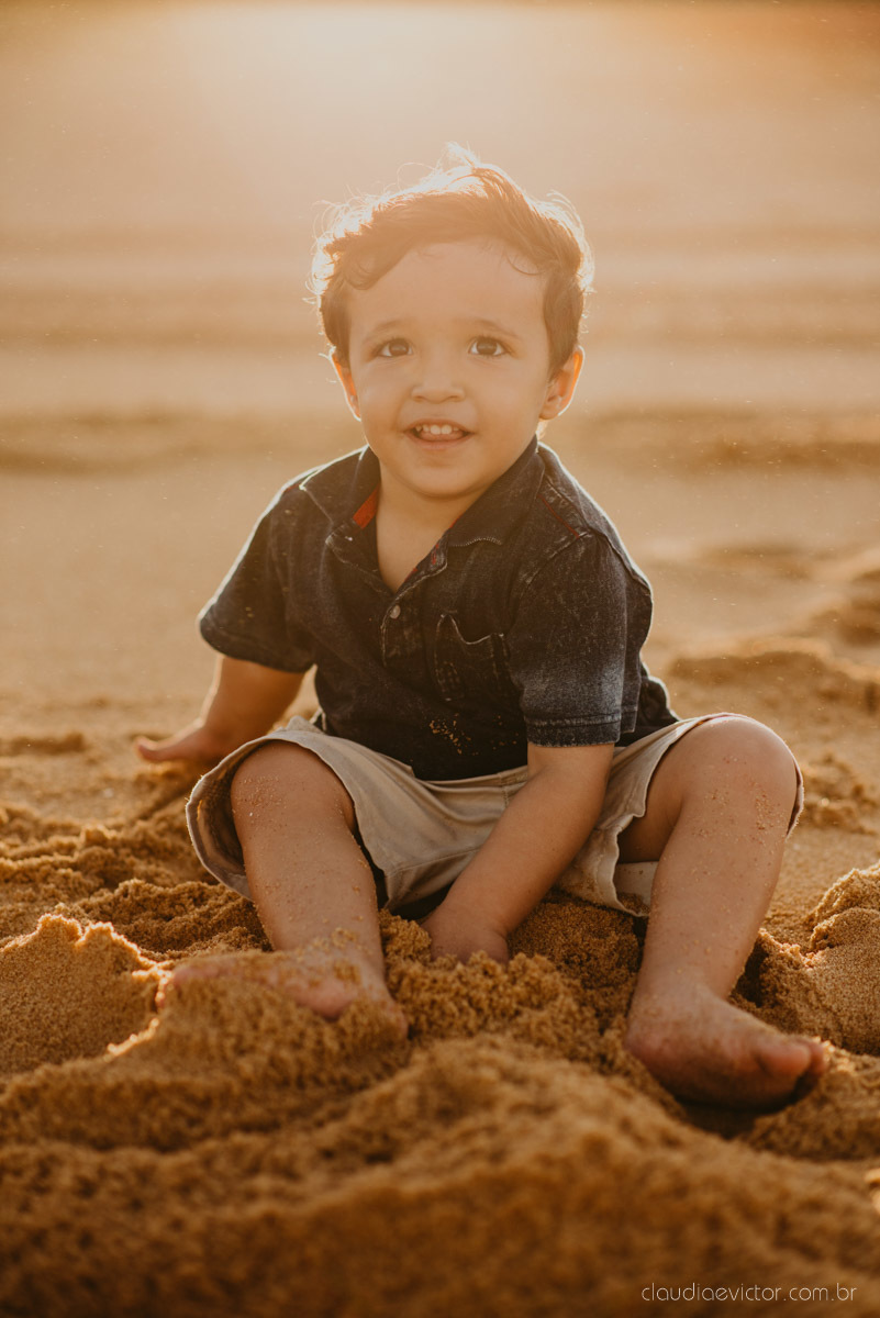 ensaio familia infantil feito por fotógrafos de casamento em vila velha espirito santo es fotógrafos de casamento em Vitória fotógrafos de casamento em serra es com criança praia por do sol e alegria em familia no bairro Interlagos praia da baleia