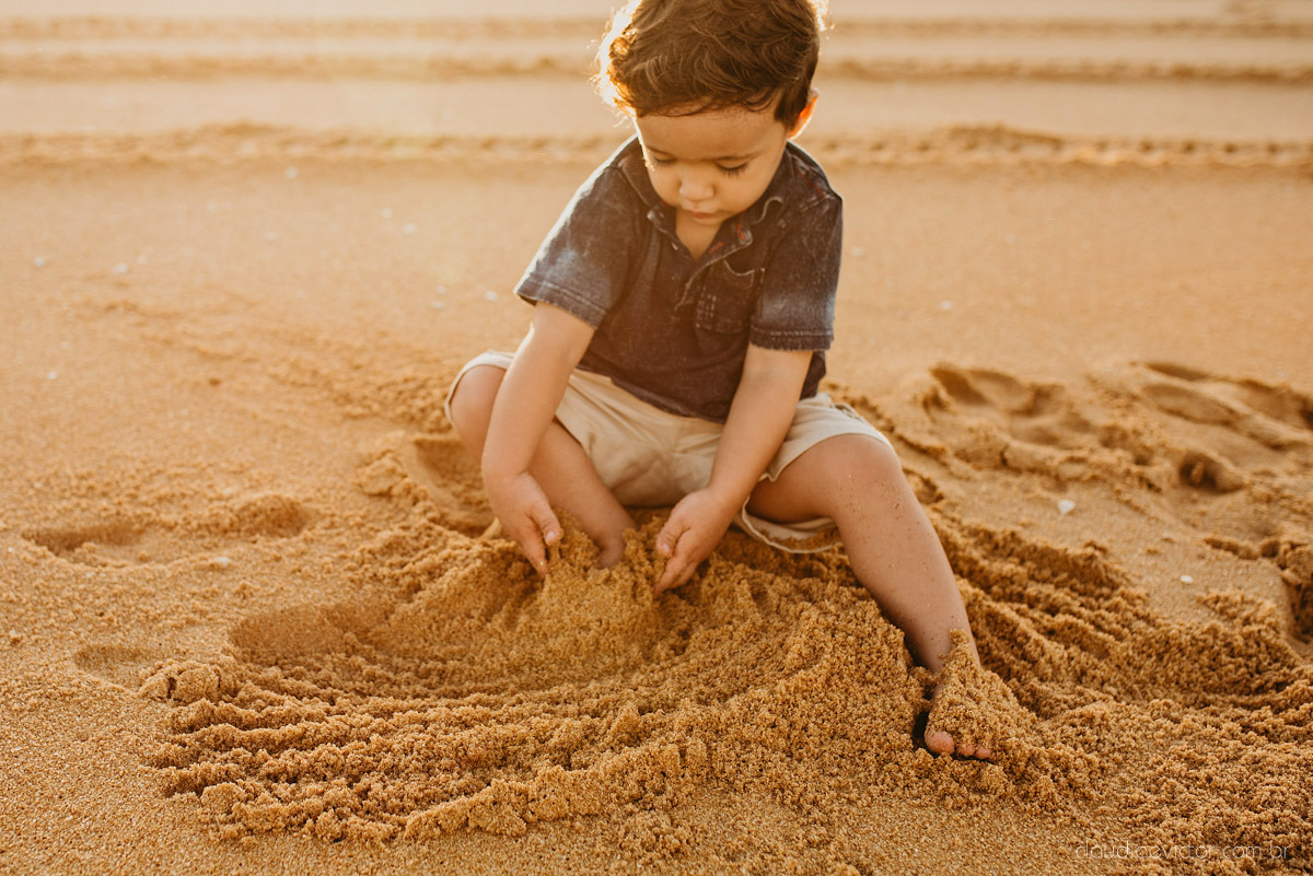 ensaio familia infantil feito por fotógrafos de casamento em vila velha espirito santo es fotógrafos de casamento em Vitória fotógrafos de casamento em serra es com criança praia por do sol e alegria em familia no bairro Interlagos praia da baleia