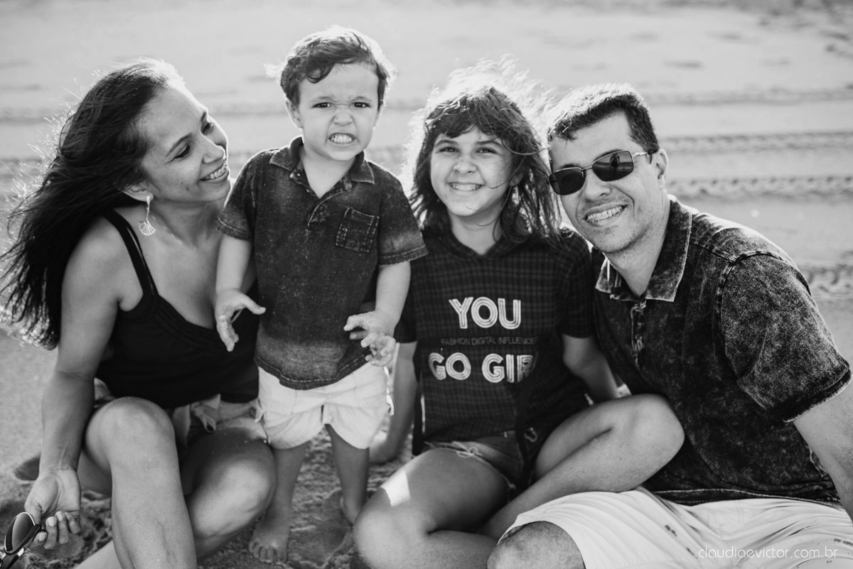 ensaio familia infantil feito por fotógrafos de casamento em vila velha espirito santo es fotógrafos de casamento em Vitória fotógrafos de casamento em serra es com criança praia por do sol e alegria em familia no bairro Interlagos praia da baleia