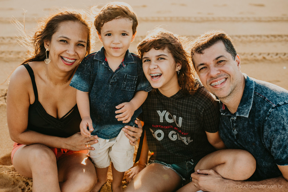 ensaio familia infantil feito por fotógrafos de casamento em vila velha espirito santo es fotógrafos de casamento em Vitória fotógrafos de casamento em serra es com criança praia por do sol e alegria em familia no bairro Interlagos praia da baleia