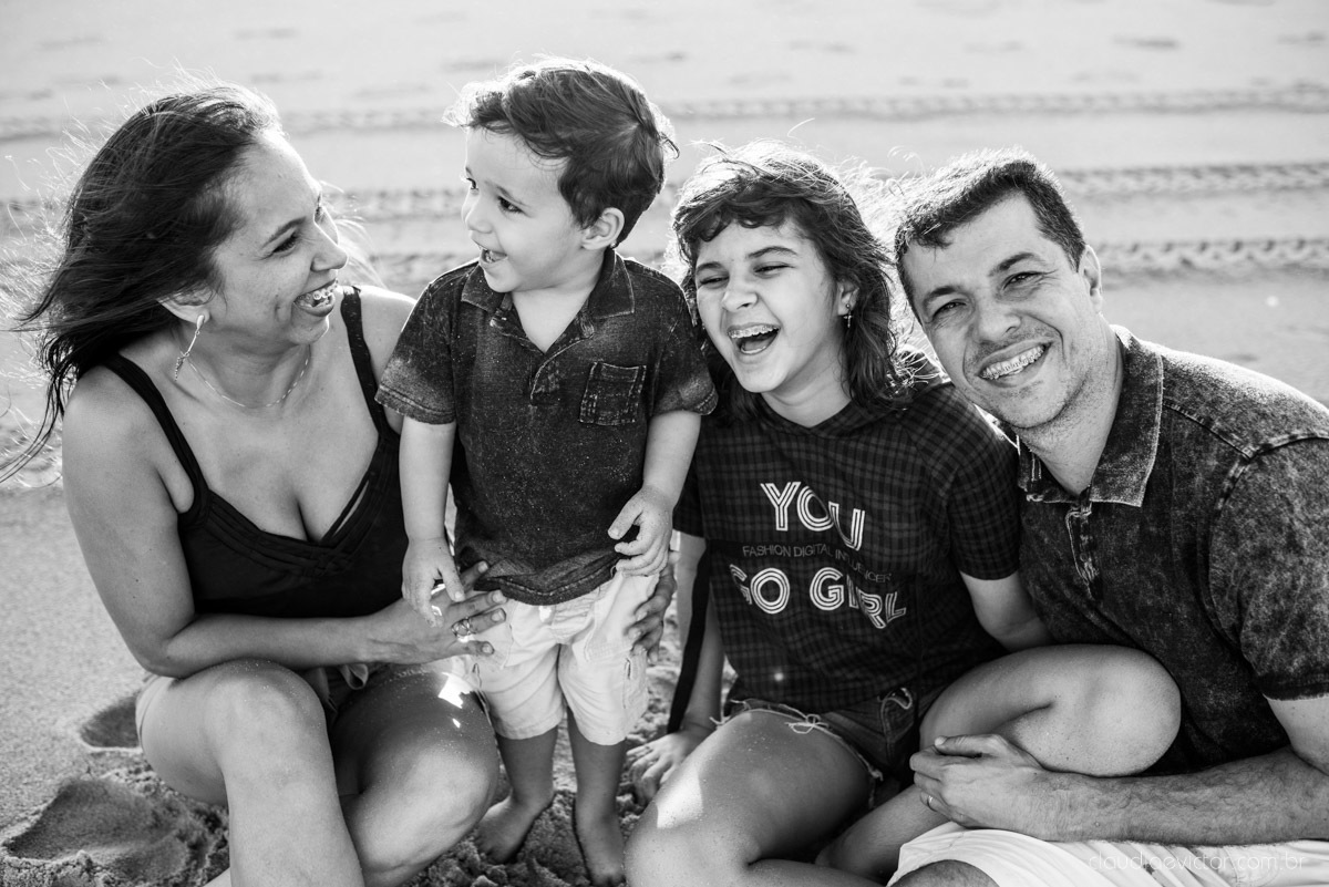 ensaio familia infantil feito por fotógrafos de casamento em vila velha espirito santo es fotógrafos de casamento em Vitória fotógrafos de casamento em serra es com criança praia por do sol e alegria em familia no bairro Interlagos praia da baleia