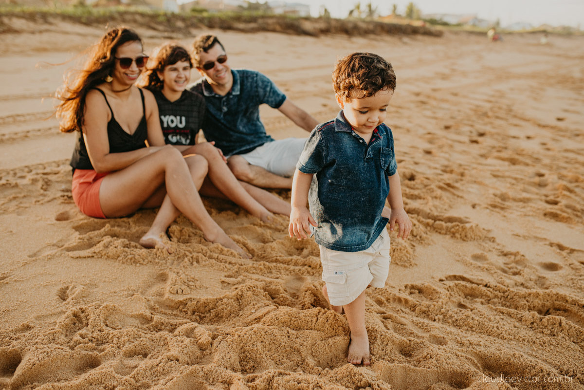 ensaio familia infantil feito por fotógrafos de casamento em vila velha espirito santo es fotógrafos de casamento em Vitória fotógrafos de casamento em serra es com criança praia por do sol e alegria em familia no bairro Interlagos praia da baleia