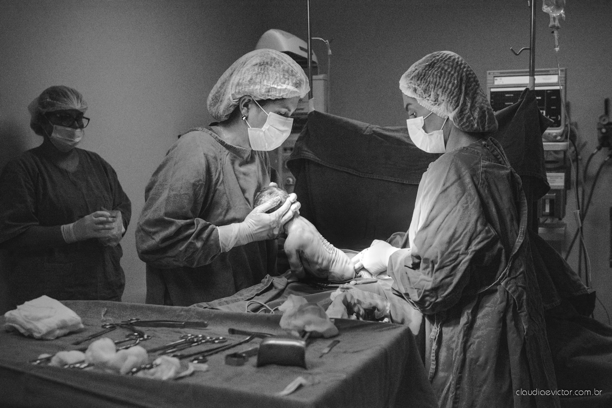 Fotografia de nascimento feita por fotógrafos de casamento de Vila Velha  fotógrafos de casamento de Vitória fotógrafos de casamento de Serra Espírito Santo ES. Fotos emocionantes de parto