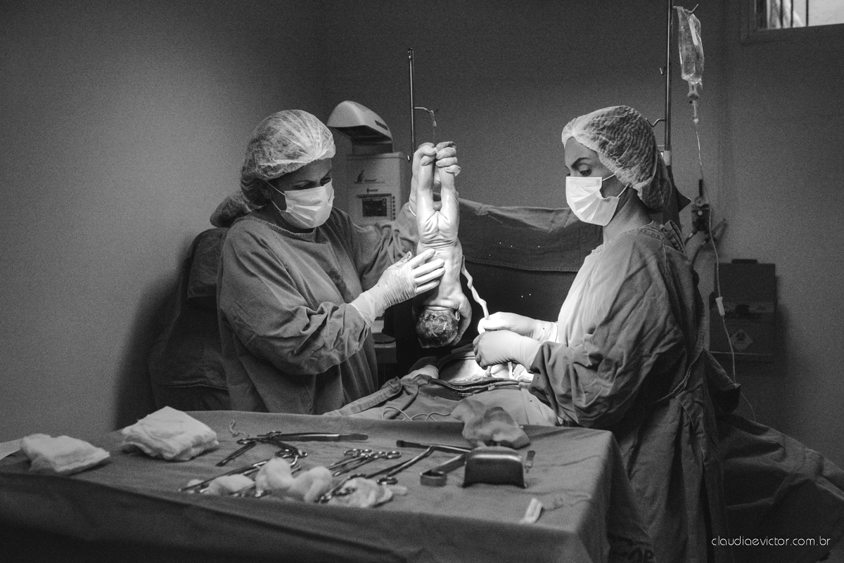 Fotografia de nascimento feita por fotógrafos de casamento de Vila Velha  fotógrafos de casamento de Vitória fotógrafos de casamento de Serra Espírito Santo ES. Fotos emocionantes de parto