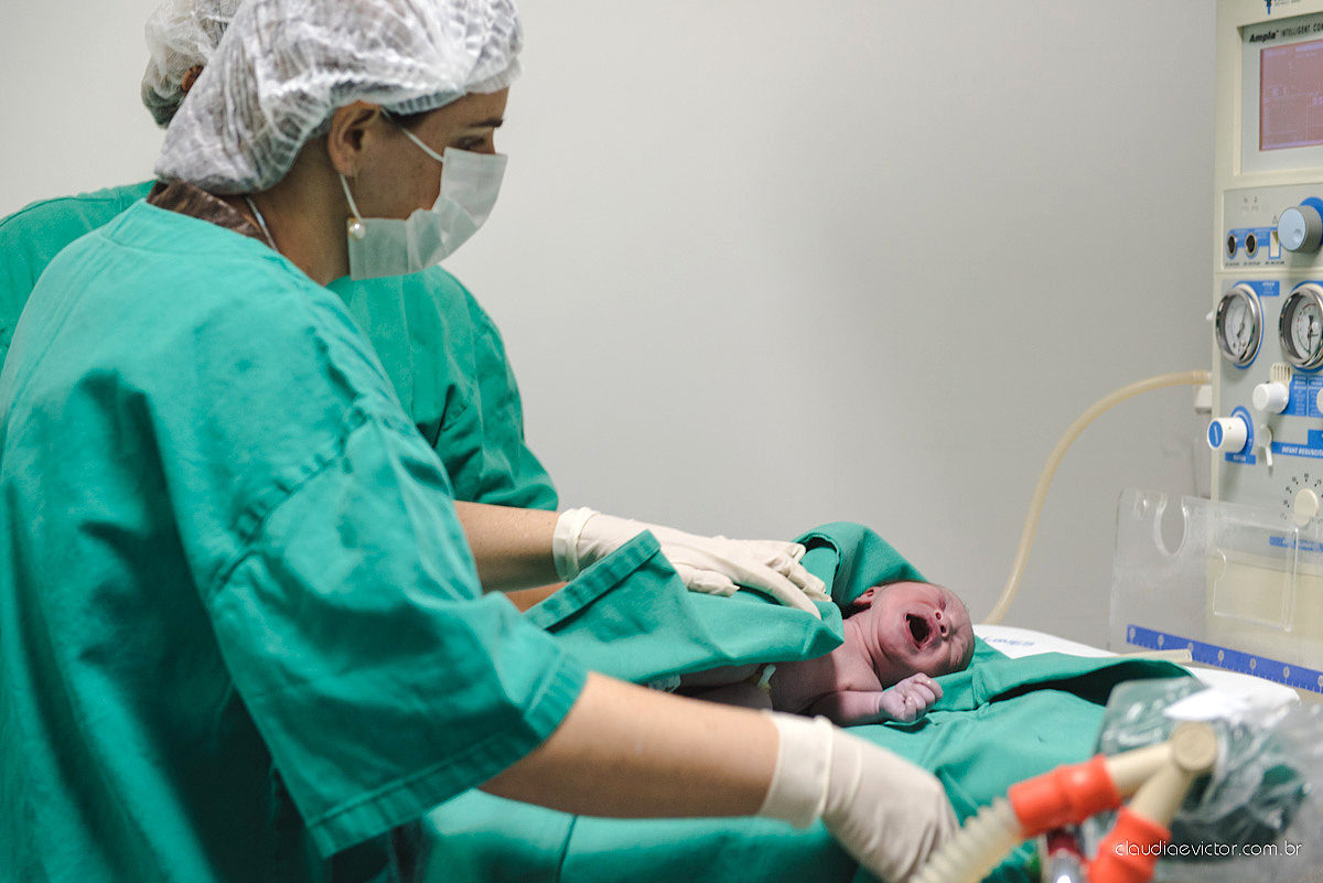 Fotografia de nascimento feita por fotógrafos de casamento de Vila Velha  fotógrafos de casamento de Vitória fotógrafos de casamento de Serra Espírito Santo ES. Fotos emocionantes de parto