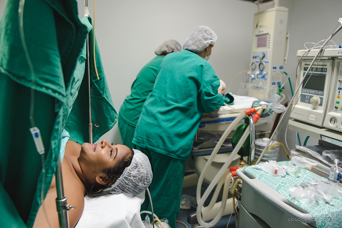 Fotografia de nascimento feita por fotógrafos de casamento de Vila Velha  fotógrafos de casamento de Vitória fotógrafos de casamento de Serra Espírito Santo ES. Fotos emocionantes de parto