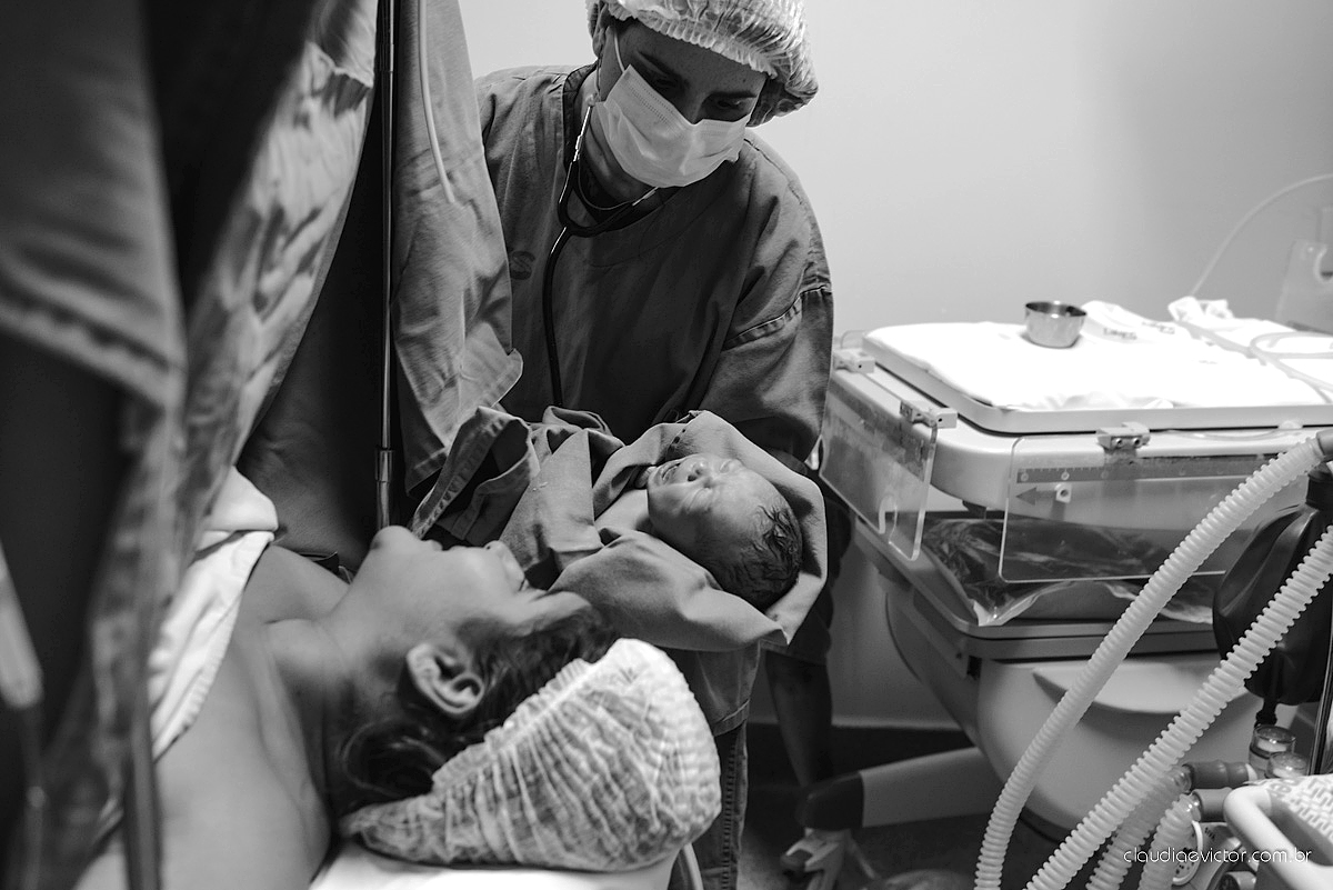 Fotografia de nascimento feita por fotógrafos de casamento de Vila Velha  fotógrafos de casamento de Vitória fotógrafos de casamento de Serra Espírito Santo ES. Fotos emocionantes de parto