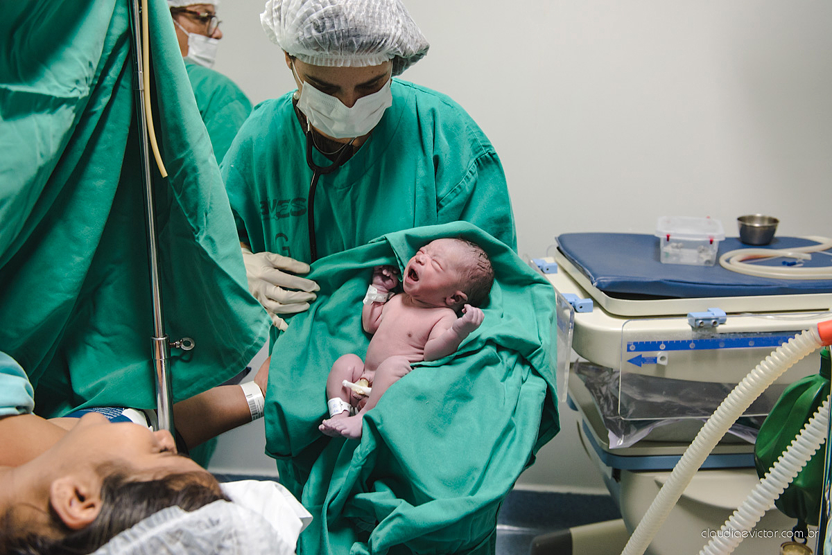 Fotografia de nascimento feita por fotógrafos de casamento de Vila Velha  fotógrafos de casamento de Vitória fotógrafos de casamento de Serra Espírito Santo ES. Fotos emocionantes de parto
