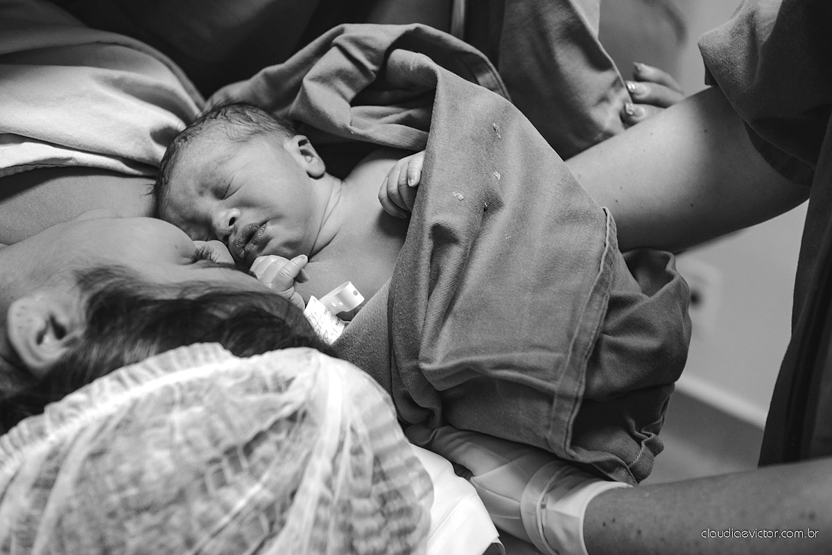 Fotografia de nascimento feita por fotógrafos de casamento de Vila Velha  fotógrafos de casamento de Vitória fotógrafos de casamento de Serra Espírito Santo ES. Fotos emocionantes de parto