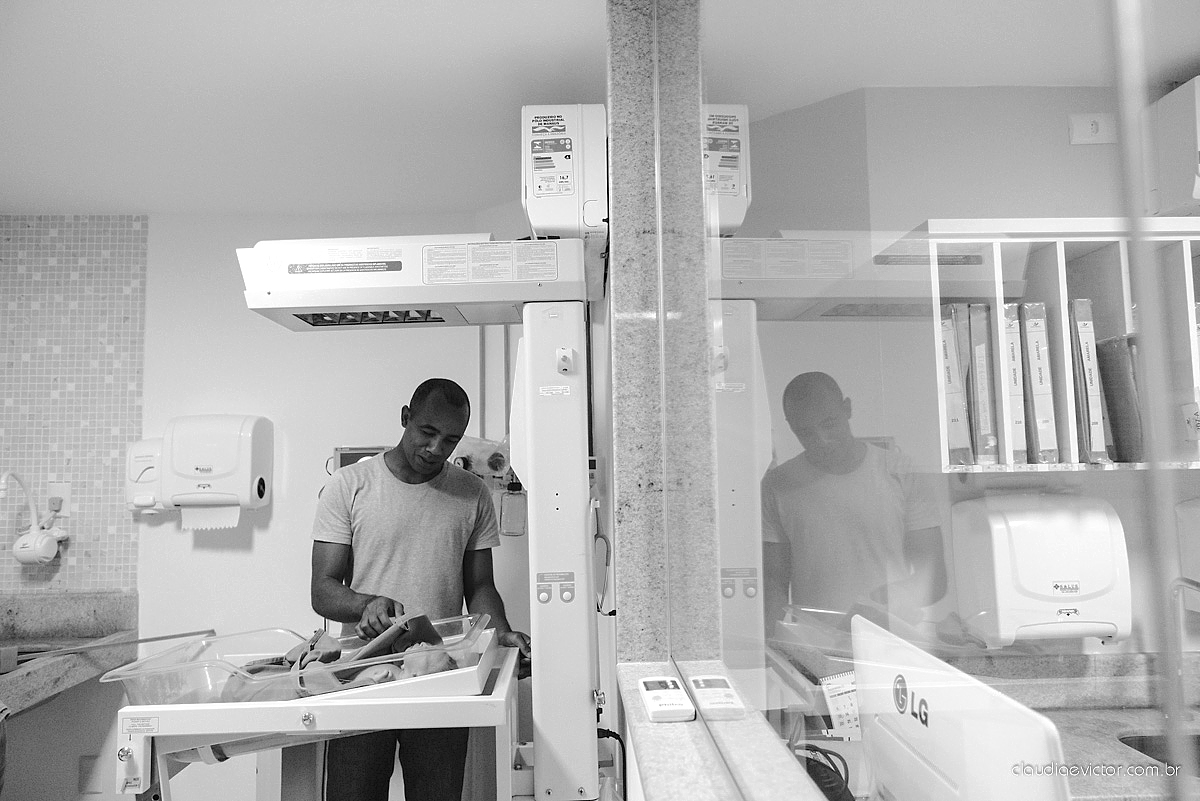 Fotografia de nascimento feita por fotógrafos de casamento de Vila Velha  fotógrafos de casamento de Vitória fotógrafos de casamento de Serra Espírito Santo ES. Fotos emocionantes de parto