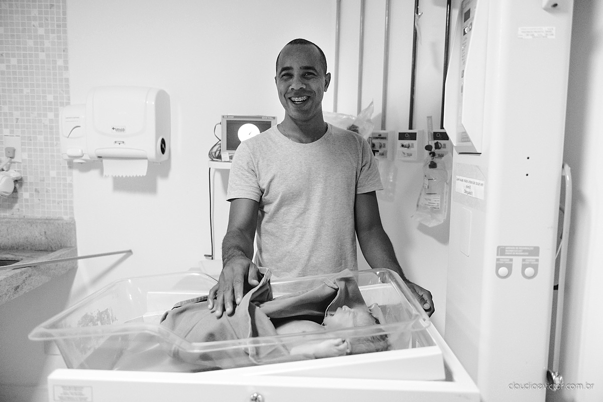 Fotografia de nascimento feita por fotógrafos de casamento de Vila Velha  fotógrafos de casamento de Vitória fotógrafos de casamento de Serra Espírito Santo ES. Fotos emocionantes de parto