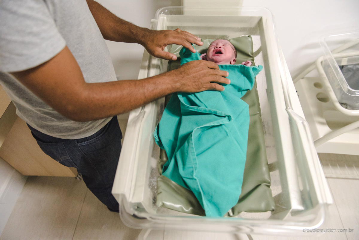 Fotografia de nascimento feita por fotógrafos de casamento de Vila Velha  fotógrafos de casamento de Vitória fotógrafos de casamento de Serra Espírito Santo ES. Fotos emocionantes de parto