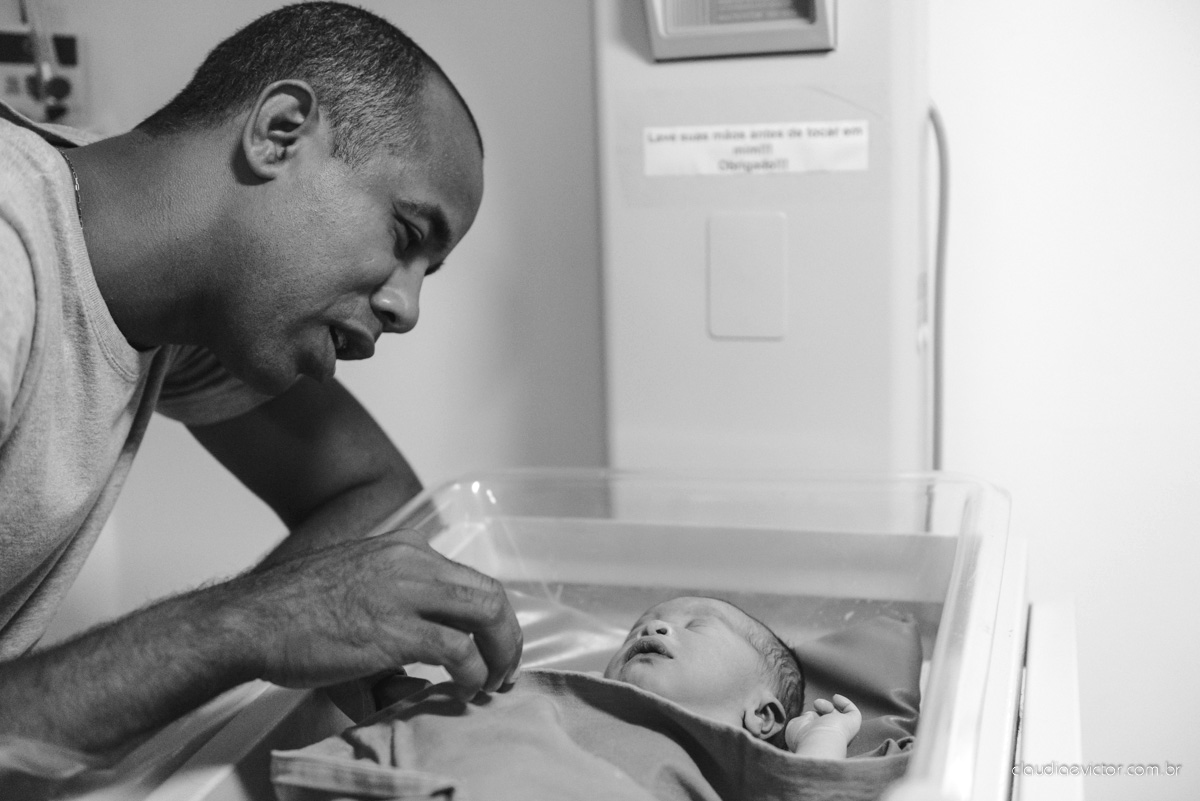 Fotografia de nascimento feita por fotógrafos de casamento de Vila Velha  fotógrafos de casamento de Vitória fotógrafos de casamento de Serra Espírito Santo ES. Fotos emocionantes de parto