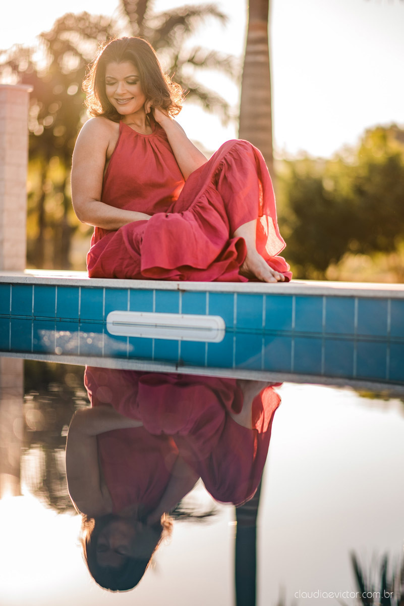 Lindo ensaio feminino de 45 anos feito por fotógrafos de casamento em vila velha fotógrafos de casamento em vitória fotógrafos de casamento em serra espirito santo es na cidade de Ibatiba com por do sol cactos e modelo com vestidos feimininos