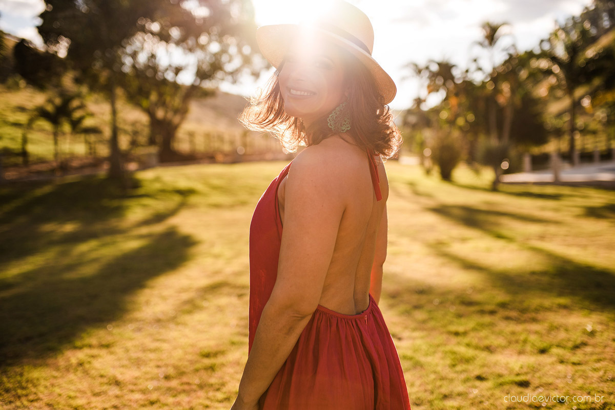 Lindo ensaio feminino de 45 anos feito por fotógrafos de casamento em vila velha fotógrafos de casamento em vitória fotógrafos de casamento em serra espirito santo es na cidade de Ibatiba com por do sol cactos e modelo com vestidos feimininos