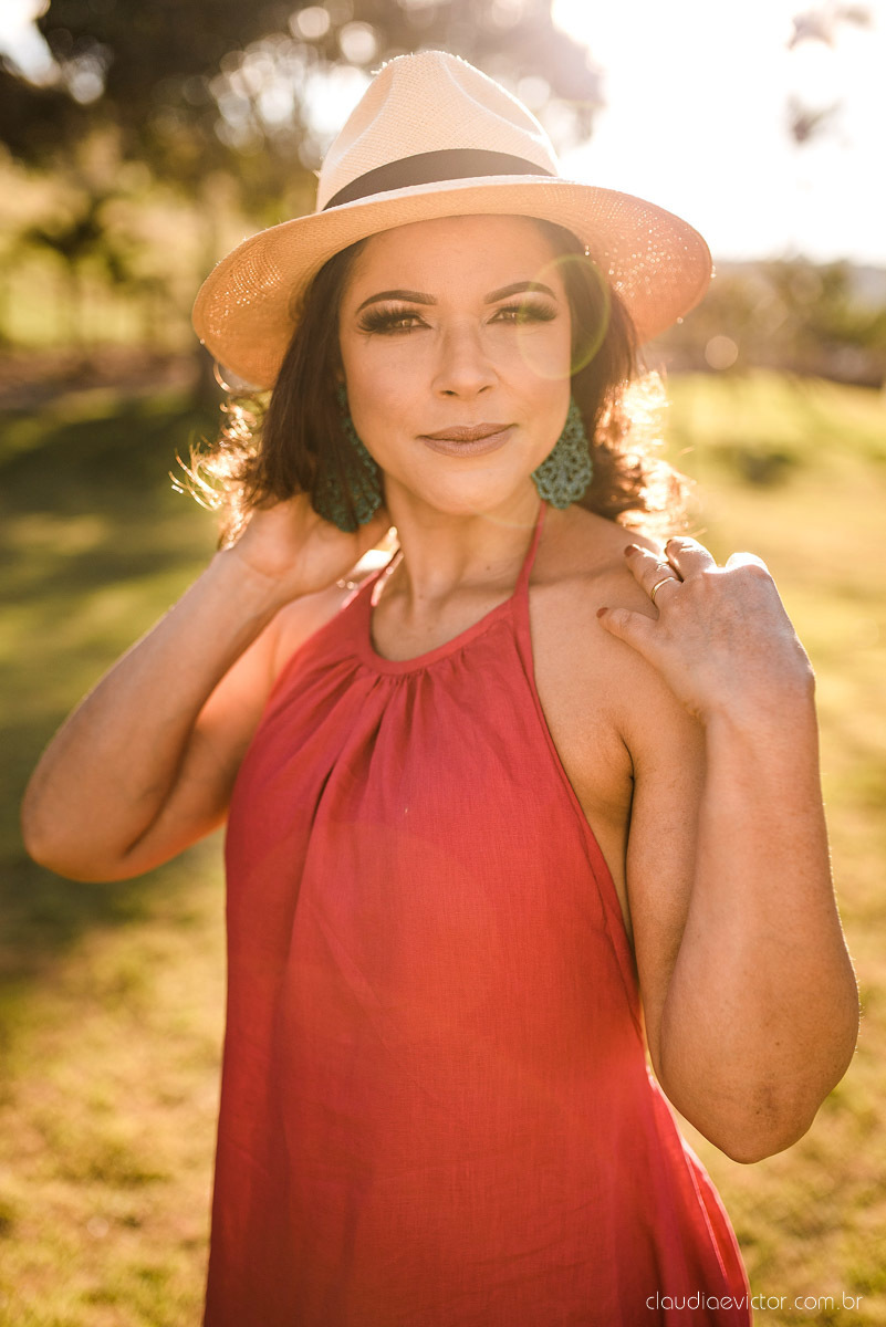 Lindo ensaio feminino de 45 anos feito por fotógrafos de casamento em vila velha fotógrafos de casamento em vitória fotógrafos de casamento em serra espirito santo es na cidade de Ibatiba com por do sol cactos e modelo com vestidos feimininos