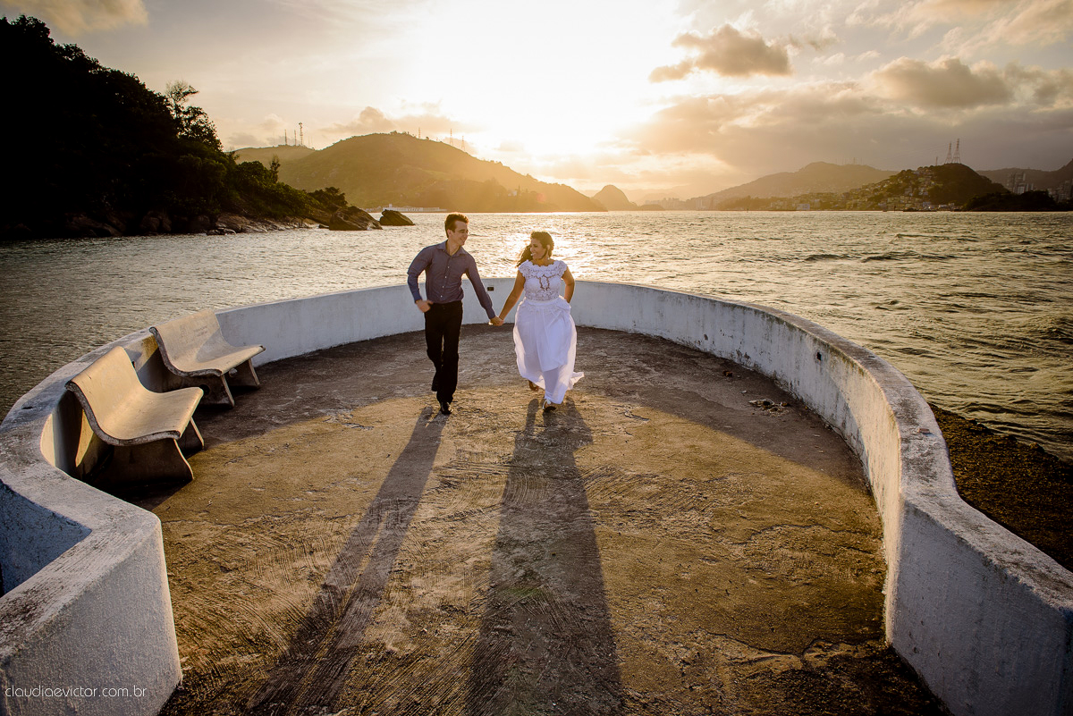Ensaio realizado por fotógrafos de casamento de Vila velha fotógrafos de casamento de Vitória fotógrafos de casamento de Serra Espirito Santo ES com um lindo casal apaixonado e com belas paisagens e por do sol