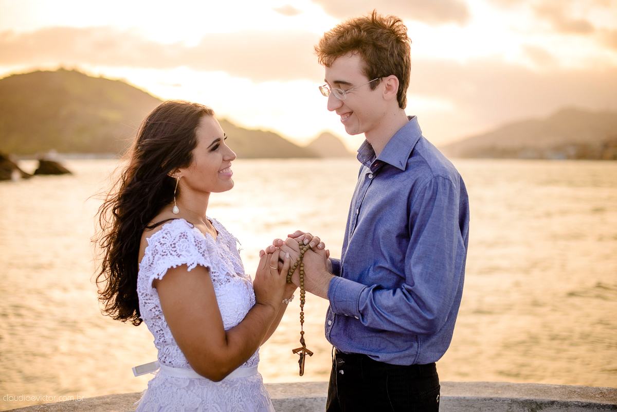 Ensaio realizado por fotógrafos de casamento de Vila velha fotógrafos de casamento de Vitória fotógrafos de casamento de Serra Espirito Santo ES com um lindo casal apaixonado e com belas paisagens e por do sol