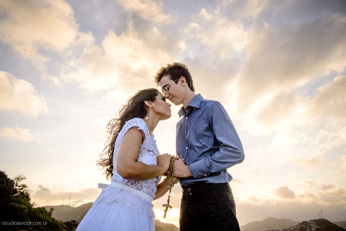 Ensaio realizado por fotógrafos de casamento de Vila velha fotógrafos de casamento de Vitória fotógrafos de casamento de Serra Espirito Santo ES com um lindo casal apaixonado e com belas paisagens e por do sol